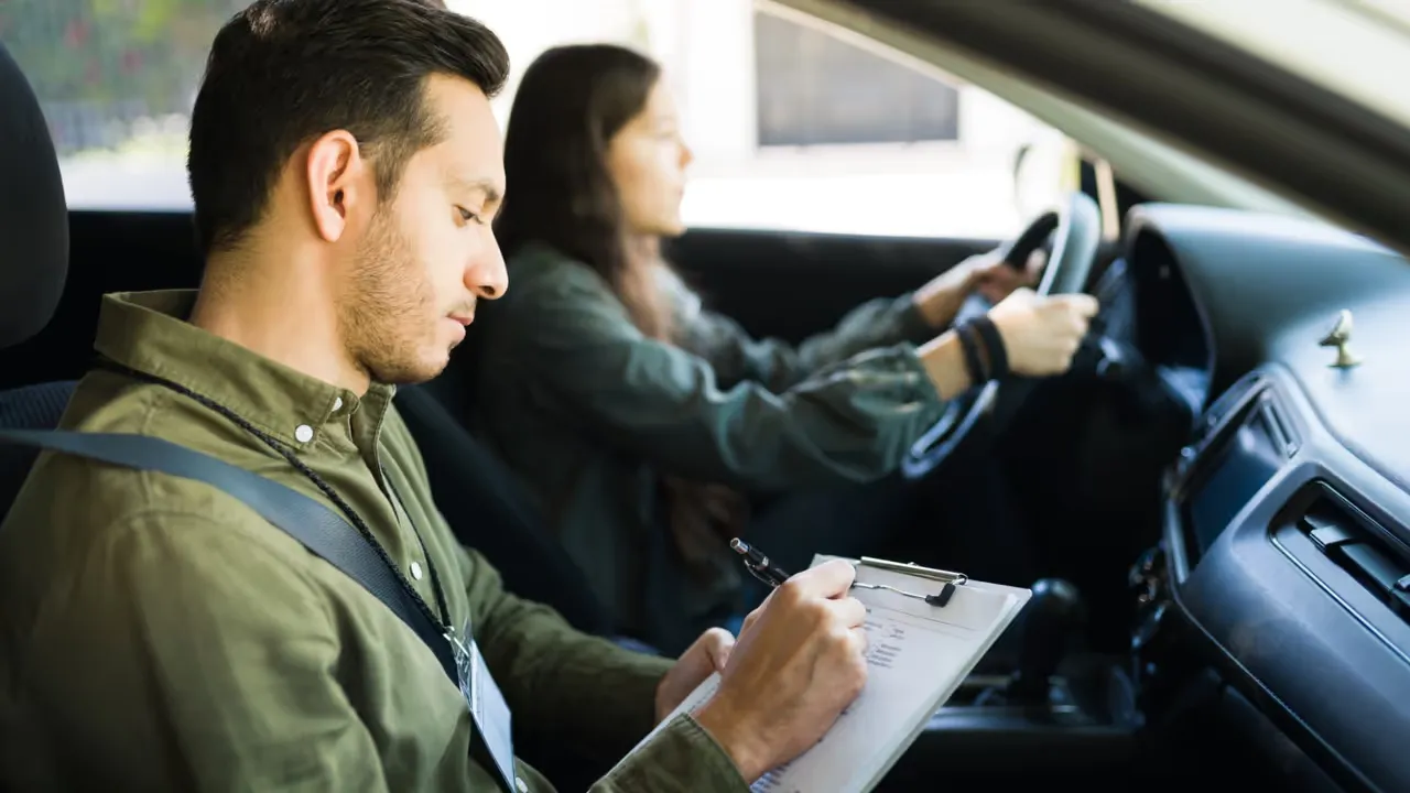 Så klarar du mopedkörningen tryggt och säkert
